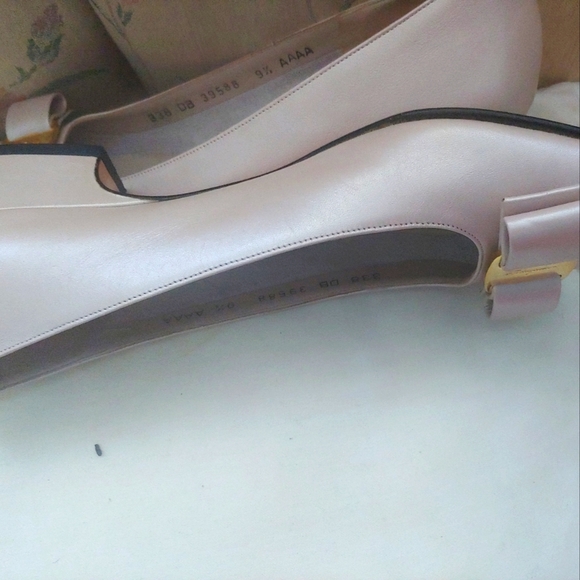 SALVATORE FERRAGAMO BLUSH PEARL CREAM VARA BOW PUMP SHOES 9.5 4A - Picture 2 of 8